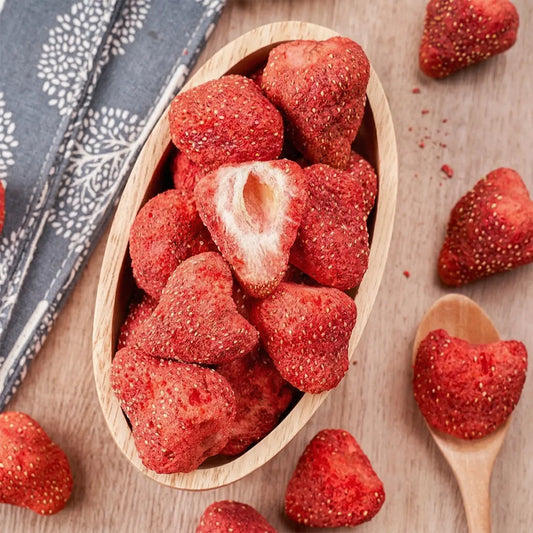 Um close-up extremo (macro) focando na intrincada textura interna porosa e cristalina de um único morango liofilizado Pregiato. Destaca o processo de secagem superior que preserva o sabor intenso e a cor natural da fruta para o mercado de luxo brasileiro