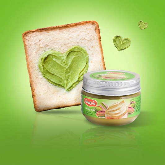 Pote de pasta de pistache iraniano Shirreza posicionado à frente de uma torrada decorada com o creme. A combinação perfeita de sabor gourmet e saúde, rica em proteínas e gorduras boas, trazida diretamente do Irã para o Brasil pela Pregiato.