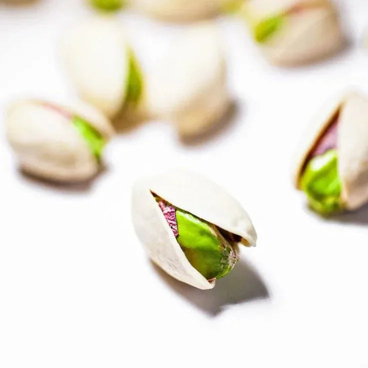 Pistaches grandes com casca aberta (tipo Akbari ou Jumbo), prontos para consumo. O aperitivo saudável e sofisticado perfeito para acompanhar vinhos e momentos especiais. Disponível na loja online da Pregiato.