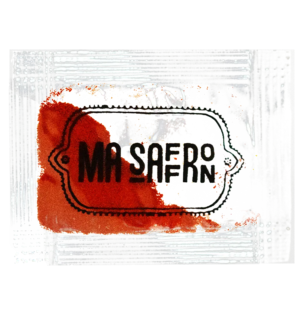 sache de produto MA Saffron em fundo claro, com um sachê de açafrão ao lado, destacando a embalagem elegante e o selo de qualidade