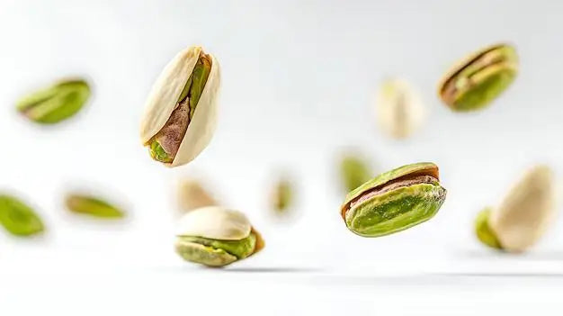 Carregar vídeo: Pistaches iranianos descascados estão à venda no Brasil, caindo de cima sobre um fundo branco