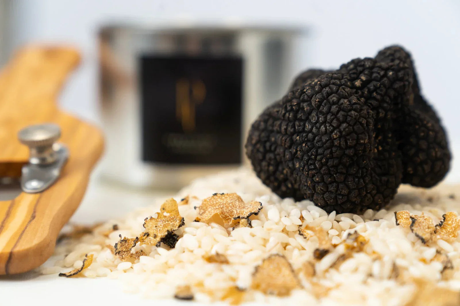 A trufa preta fresca, um dos ingredientes mais aromáticos da alta gastronomia, aparece nesta foto ao lado de lâminas finas e arroz especial, revelando como esse produto transforma receitas simples em experiências excepcionais. Aqui você descobre trufa o que é, como utilizar a trufa preta na culinária, sua intensidade aromática e por que marcas premium como Pregiato Tartufo elevam o padrão de qualidade no mercado brasileiro. Entenda também como funciona o preço da trufa, as diferenças entre trufa negra e bra
