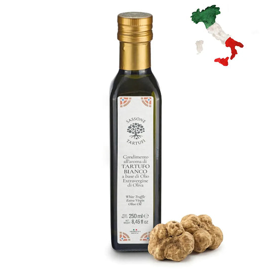 Garrafa de azeite de oliva extra virgem com aroma de trufa branca Sassone Tartufi ao lado de trufas brancas inteiras e um mapa da Itália. Ingrediente gourmet para massas e risotos.