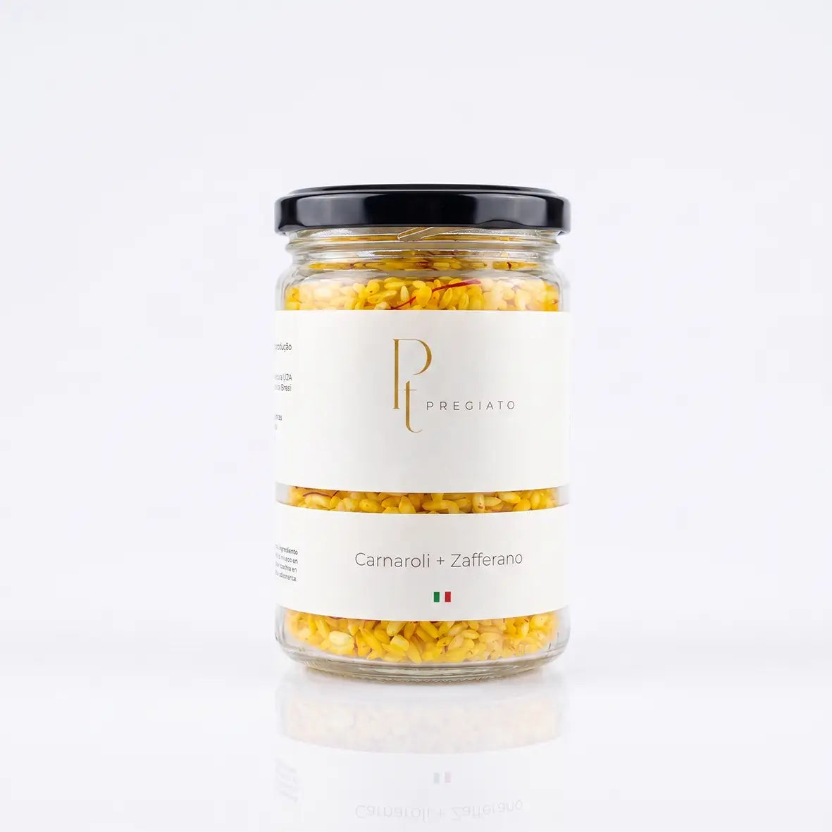 Pote de vidro contendo risoto de arroz carnaroli com açafrão zafferano em fundo branco.