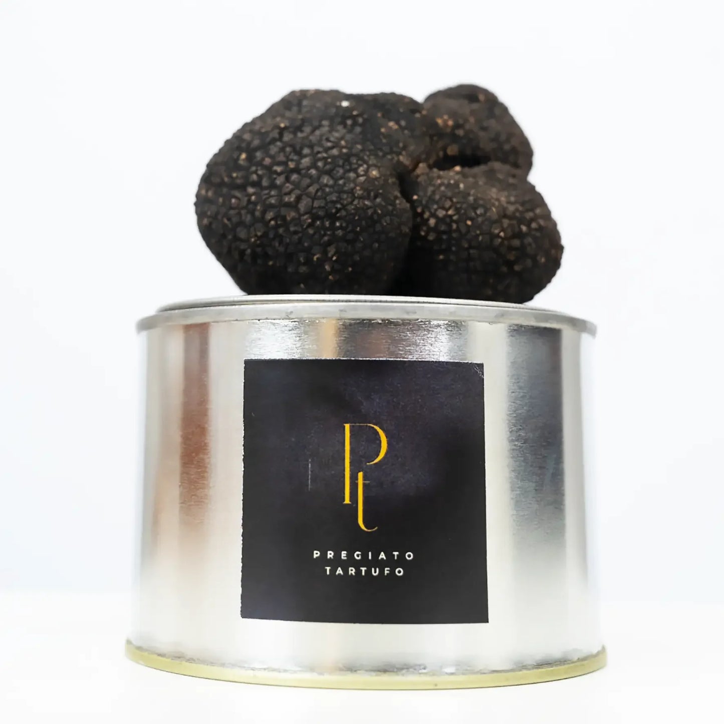 Conjunto de trufas negras frescas (Tuber melanosporum) inteiras e selecionadas, com o logotipo dourado da Pregiato Tartufo abaixo. Imagem detalhada mostrando a textura verrucosa e a qualidade premium do fungo. Ideal para chefs e amantes da gastronomia que desejam comprar trufas verdadeiras no Brasil com entrega garantida.