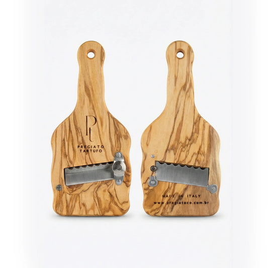 Vista completa (frente e verso) do cortador de trufas com lâmina ondulada. O verso exibe a gravação a laser "MADE IN ITALY" e o site da Pregiato, garantindo a origem europeia e a qualidade do material. Ferramenta indispensável para chefs que buscam diferenciar a apresentação visual de seus pratos com cortes texturizados.