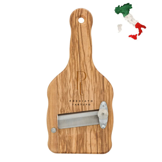 Laminador de trufas profissional feito em madeira de oliveira italiana, personalizado com o logotipo gravado da marca Pregiato Tartufo. Possui lâmina de aço inox ajustável para cortes precisos e ultrafinos de trufas brancas e negras. Ferramenta gourmet exclusiva.