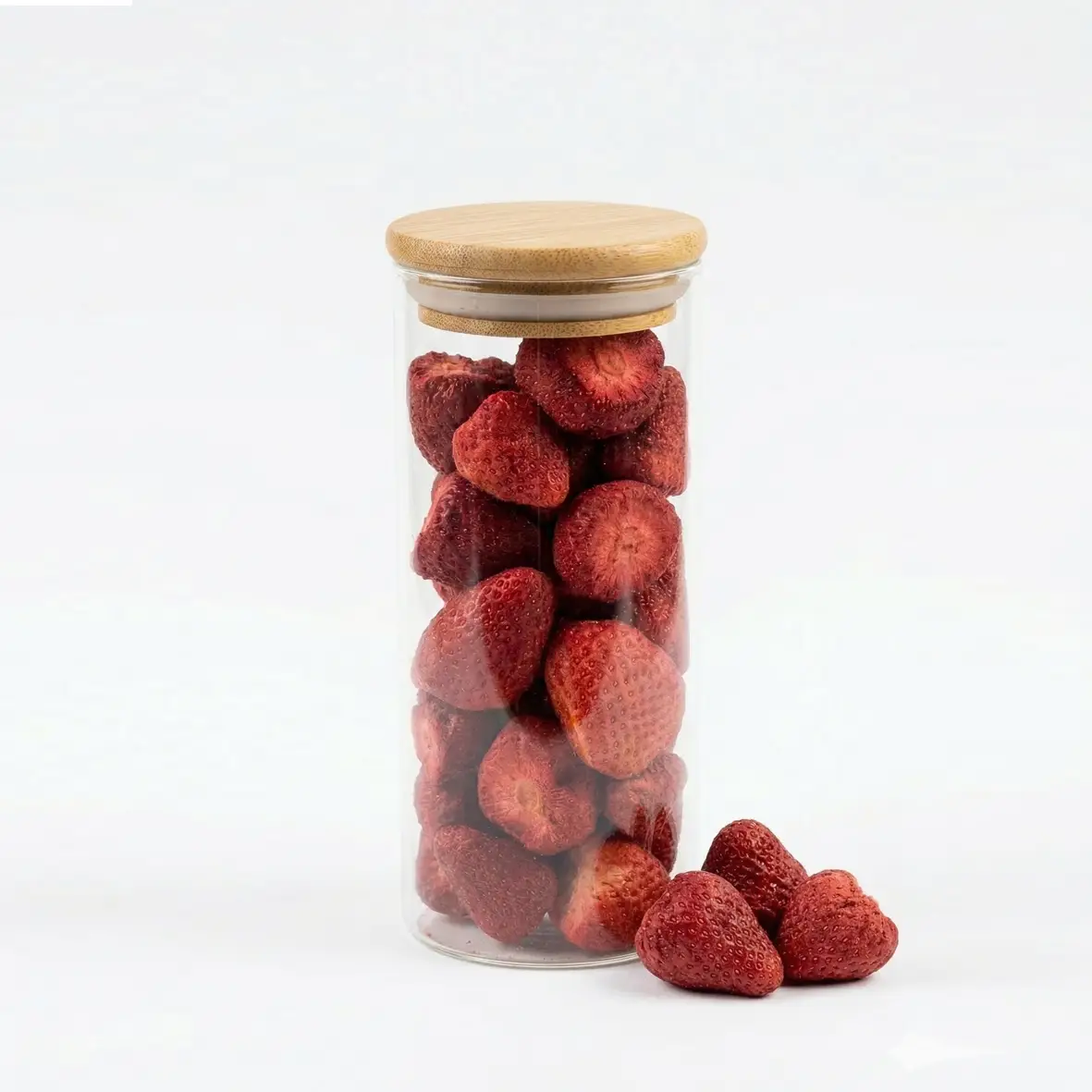 Uma tigela rústica de cerâmica cheia de morangos liofilizados inteiros e vibrantes, mostrando sua textura porosa natural e cor intensa. Ingrediente gourmet de alta qualidade para confeitaria e alta gastronomia no Brasil, oferecido pela Pregiato