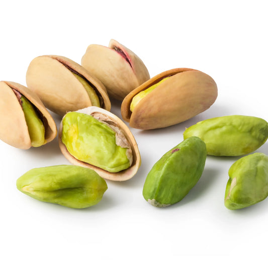Monte de pistaches crus e sem casca, prontos para serem usados em receitas doces ou salgadas. Opção versátil e nutritiva oferecida pela Pregiato Tartufo para restaurantes e consumidores exigentes.
