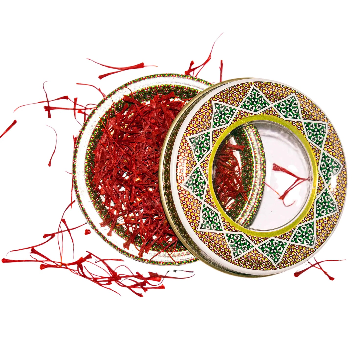 Embalagem premium de açafrão iraniano da MA Saffron, em formato de lata redonda com um design tradicional e cores vibrantes. Uma janela transparente central exibe a alta concentração e qualidade dos pistilos de açafrão. O design da embalagem, que ressalta a origem e o luxo do produto, é um diferencial competitivo para a Pregiato no mercado brasileiro de especiarias finas
