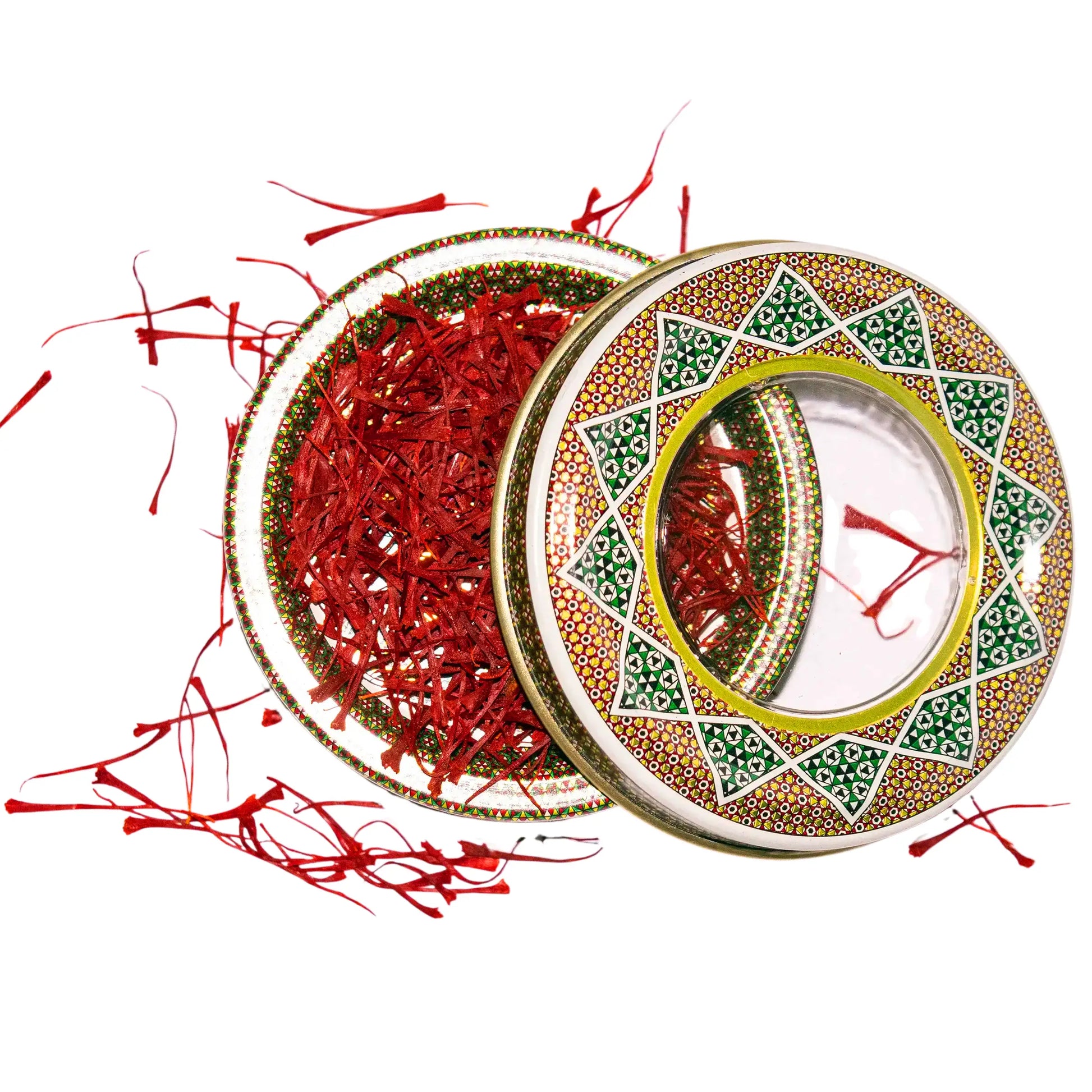 Embalagem premium de açafrão iraniano da MA Saffron, em formato de lata redonda com um design tradicional e cores vibrantes. Uma janela transparente central exibe a alta concentração e qualidade dos pistilos de açafrão. O design da embalagem, que ressalta a origem e o luxo do produto, é um diferencial competitivo para a Pregiato no mercado brasileiro de especiarias finas