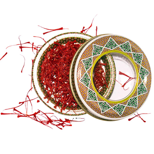 Embalagem premium de açafrão iraniano da MA Saffron, em formato de lata redonda com um design tradicional e cores vibrantes. Uma janela transparente central exibe a alta concentração e qualidade dos pistilos de açafrão. O design da embalagem, que ressalta a origem e o luxo do produto, é um diferencial competitivo para a Pregiato no mercado brasileiro de especiarias finas