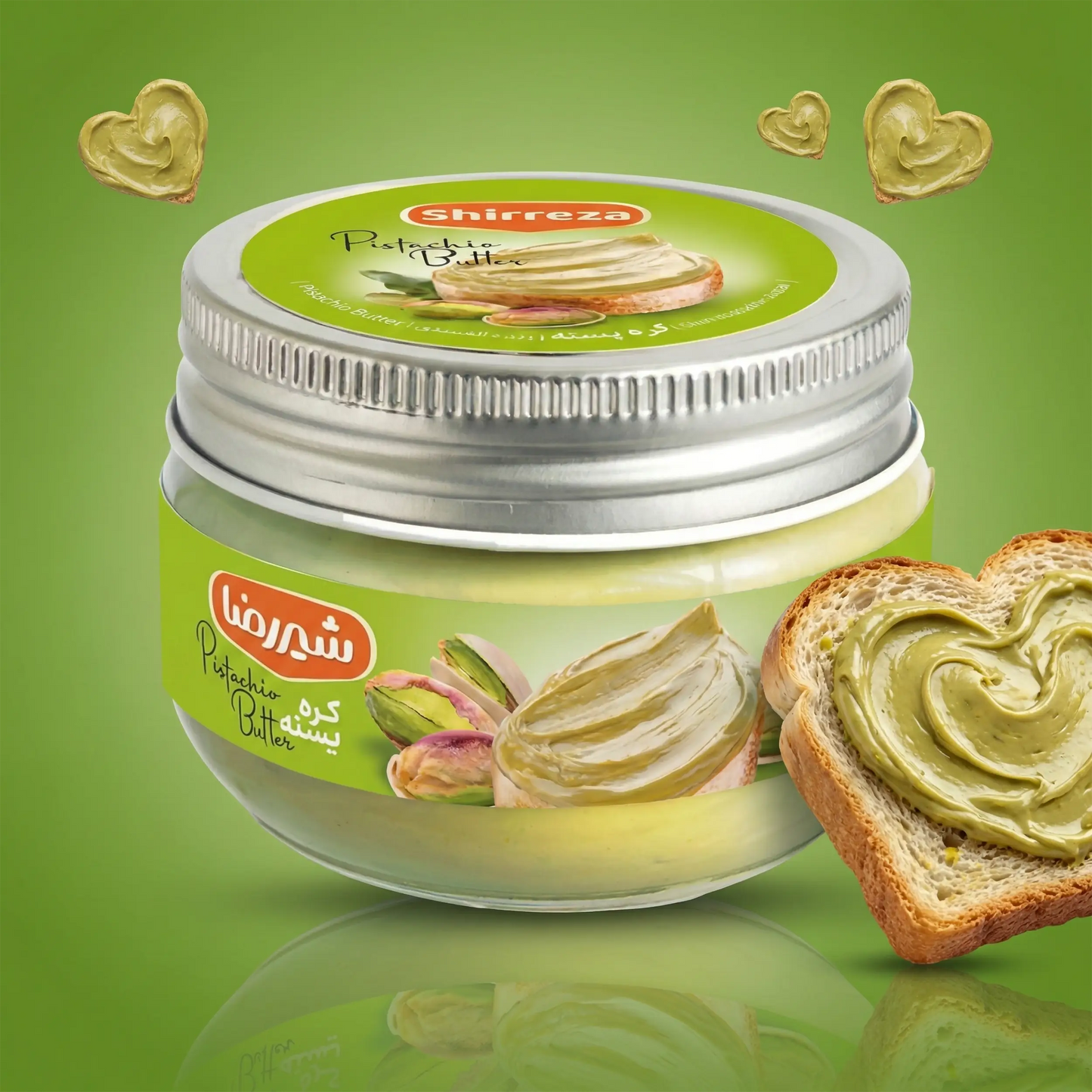 Composição criativa com uma fatia de pão tostado coberta com manteiga de pistache Shirreza em formato de coração, sobre fundo verde. Uma sugestão deliciosa e cheia de energia para começar o dia com o autêntico sabor do pistache iraniano.