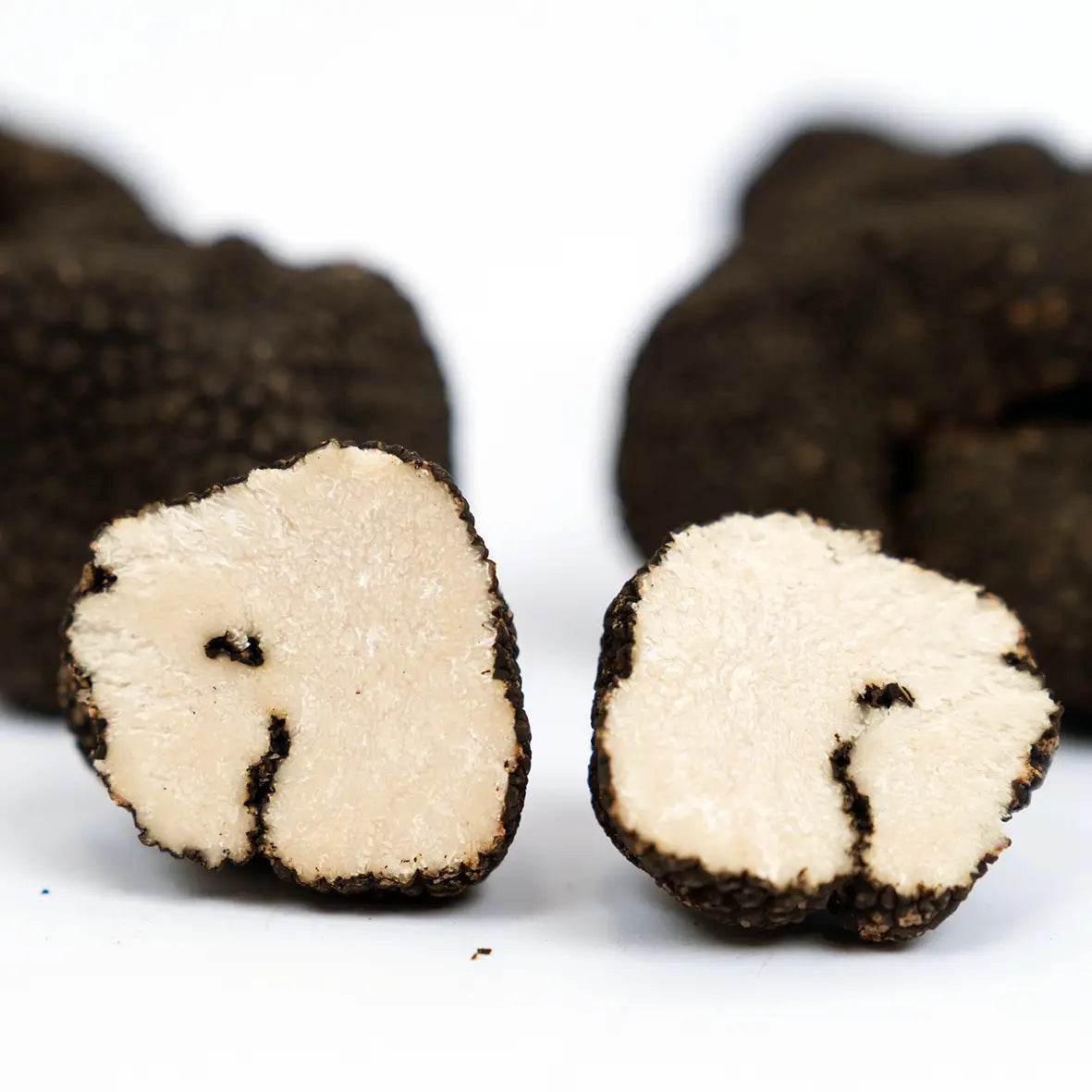 Trufas negras frescas italianas de alta qualidade, inteiras e fatiadas